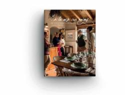 Libro En La Mesa Con Amigos